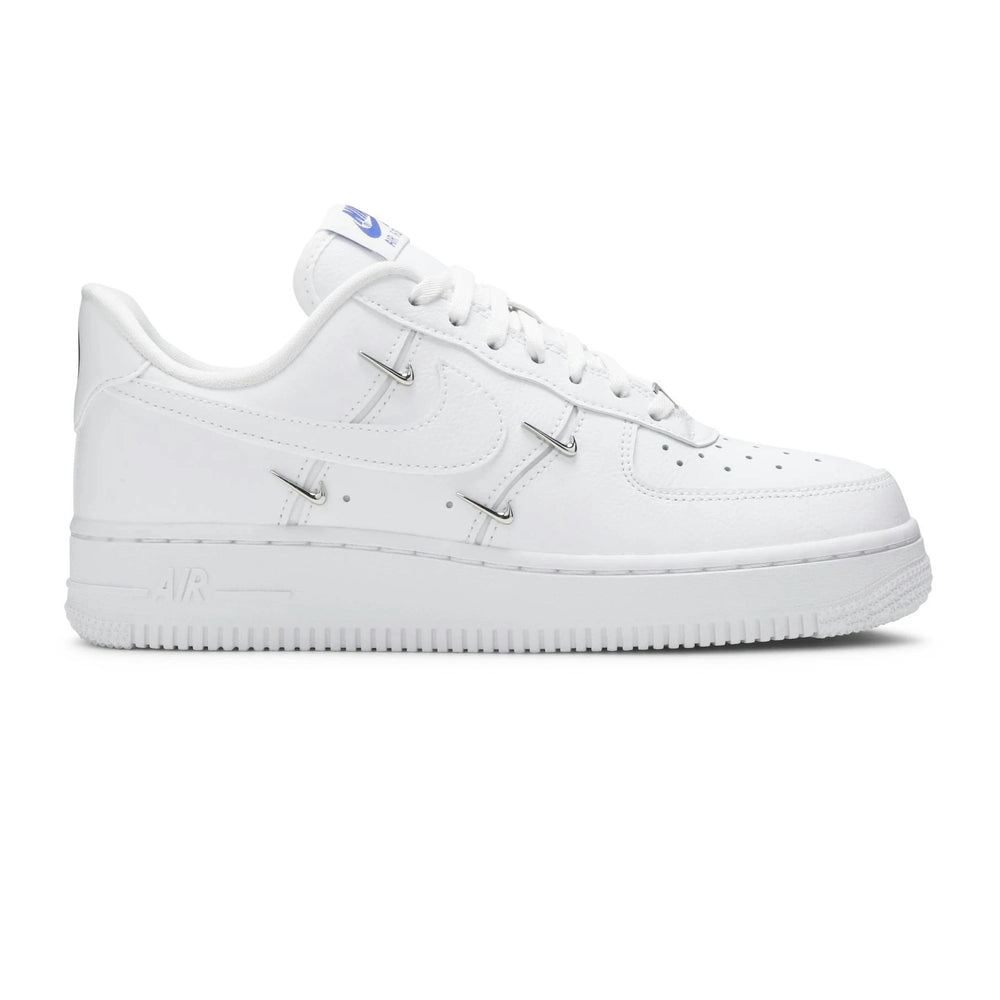 nike_air_force_1_07_lx_white_hyper_royal_black_2020_1