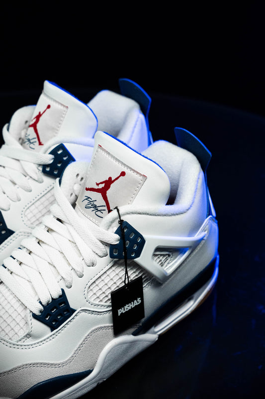 Air Jordan 4 SB Navy 2025 lateral view summit white and navy