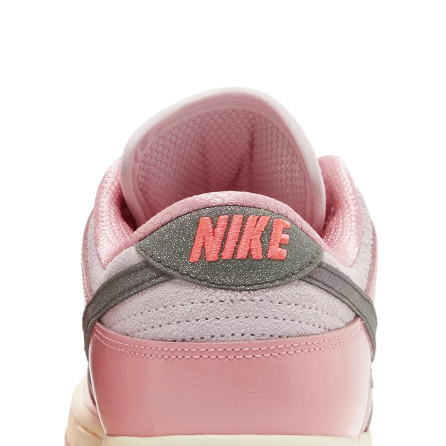 Dunk Low LX 'Barbie' W (2023)