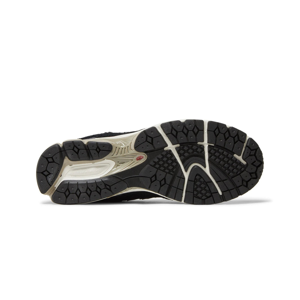 new_balance_2002r_protection_pack_black_grey_9